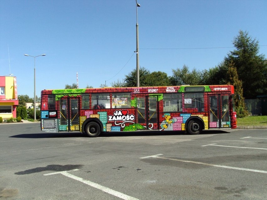 Kolorowy autobus jeździ po Zamościu