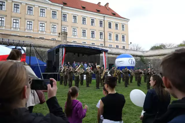 Rzeszowianie świętują na pikniku patriotycznym.