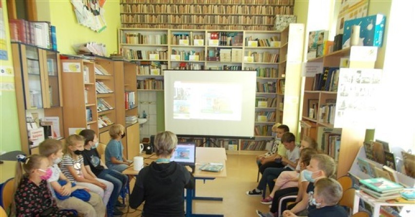 Te kudłate i łaciate, czyli zajęcia w Bibliotece Szkolnej w Wicku o psach w literaturze