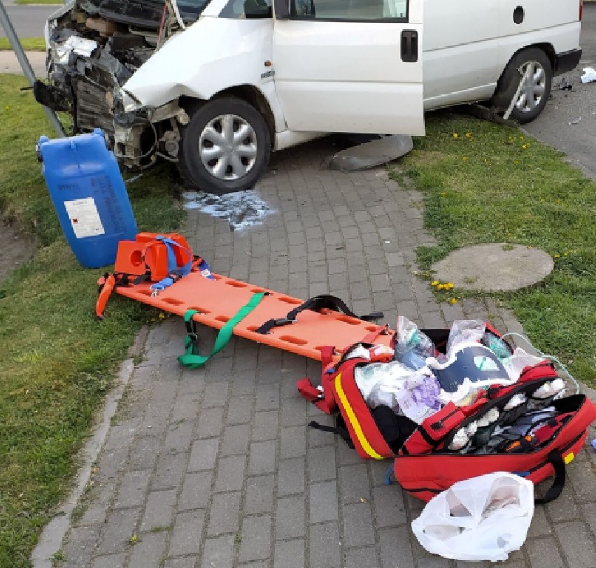 W Trzebczu Szlacheckim zderzyły się dwa samochody dostawcze