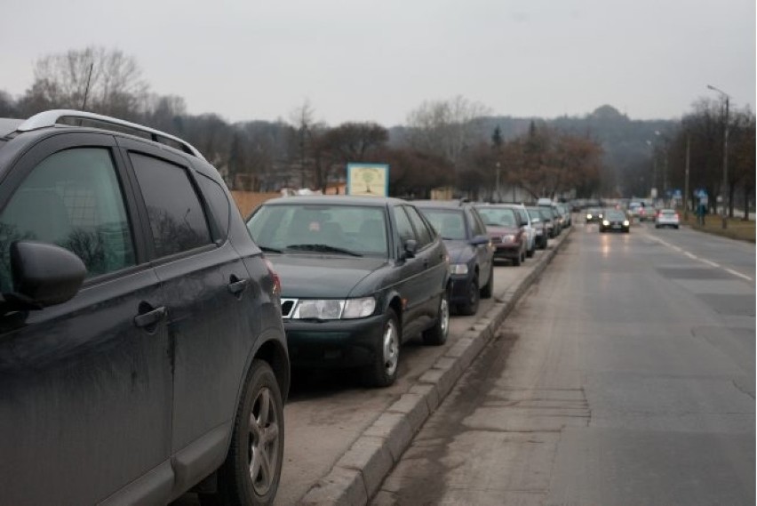 Kraków. Rozszerzenie strefy spowodowało parkingowy horror [ZDJĘCIA]