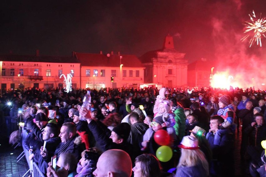 Sylwester na pl. Kościuszki w Tomaszowie Maz. Bawiły się tysiące tomaszowian [ZDJĘCIA]