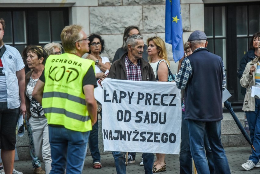 W środę (18 lipca) mieszkańcy Bydgoszczy protestowali pod...