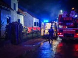 Leszno. Pożar wybuchł w domu jednorodzinnym na Piaskowej po uderzeniu pioruna. Reanimowano 96 - letnią lokatorkę ZDJĘCIA i FILM