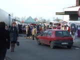 Krotoszyn: samochody jeżdżą między ludźmi