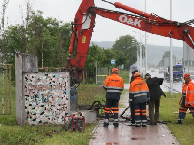 Nie udało się uratować starego przystanku autobusowego przy ulicy Krakowskiej w Kielcach. We wtorek został zburzony.