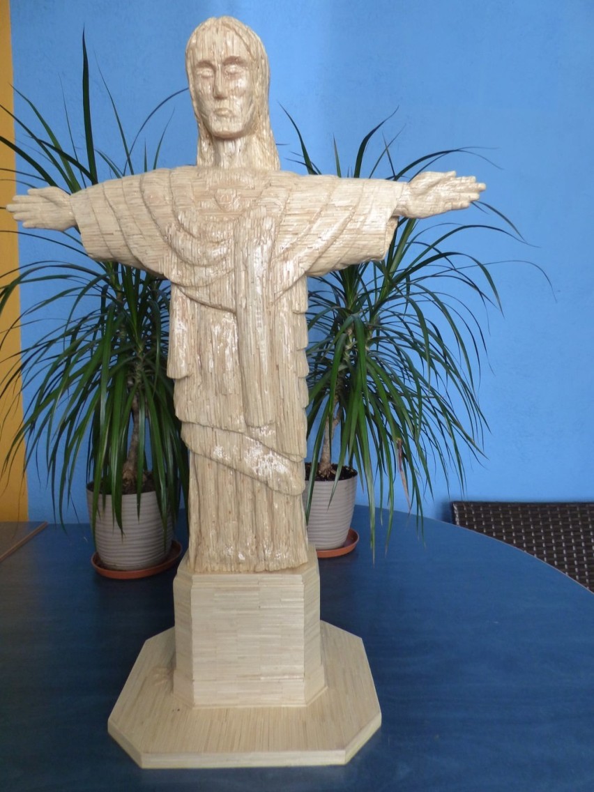 Rzeźba Chrystusa wykonana z 80 tys. zapałek przez Mariana...