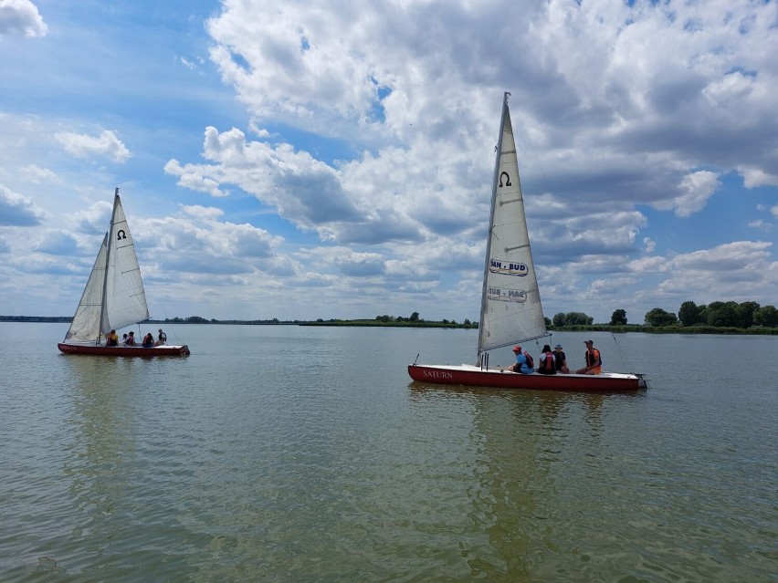 Wyjątkowe obozy żeglarskie na wodach Jeziora Berzyńskiego 