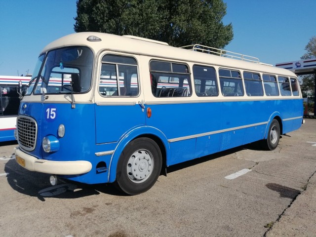 Ten Jelcz po raz pierwszy wyjechał na drogi w 1974 roku, ma 12 -  litrowy silnik o mocy 145 KM, pali ok. 25 litrów na 100 km