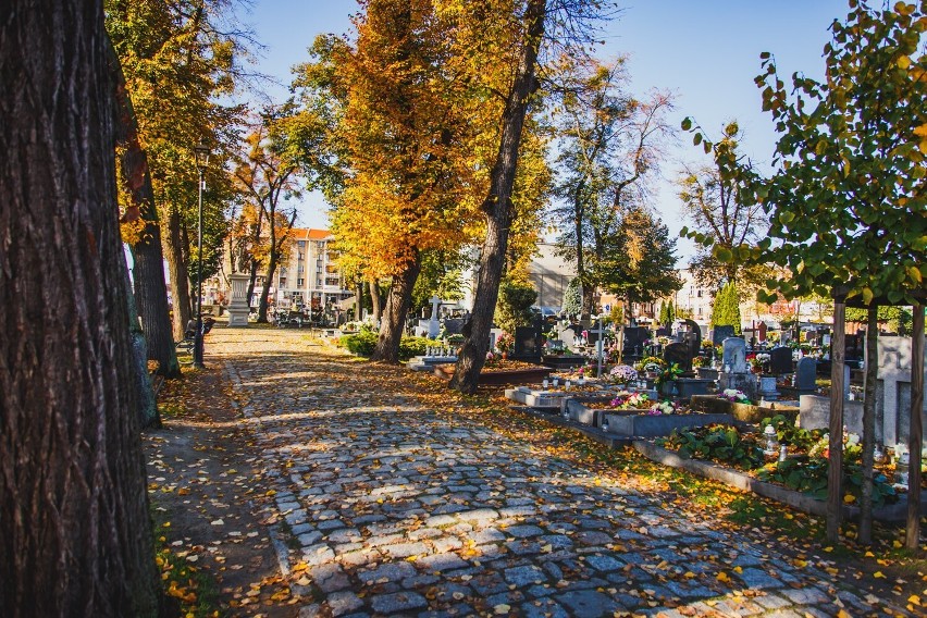 Wszystkich Świętych 2021 - Cmentarz przy Placu Bankowym - Ostrów Wielkopolski.
