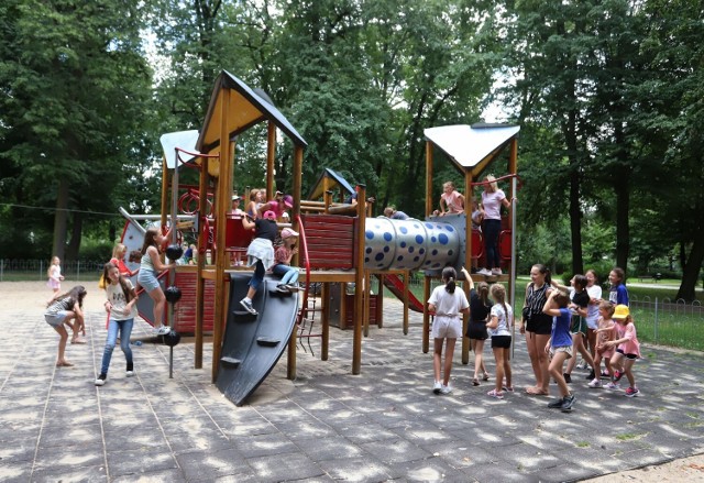 Place zabaw w radomskich parkach cieszą się dużym powodzeniem. Wakacje i ciepła słoneczna pogoda sprzyja zabawom na wolnym powietrzu. W środowe popołudnie w parku imienia Tadeusza Kościuszki i parku Leśniczówka gromadki dzieci beztrosko bawiły się na placach zabaw pod okiem opiekunów.

Wakacje w mieście nie muszą być nudne! Zobacz, jak spędzają je dzieci na placach zabaw w Radomiu na kolejnych slajdach.