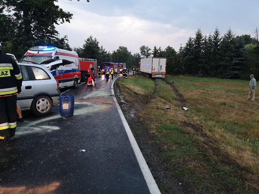 Do groźnego  wypadków doszło w Kramsku , zostało w nim   poszkodowanych 5 osób .