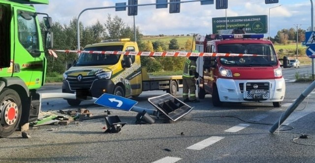 Karambol na gierkówce w Podwarpiu. Skoszona sygnalizacja świetlna.