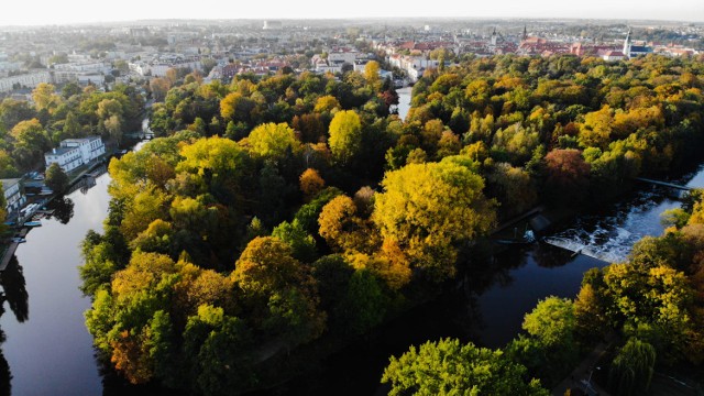 Park miejski w Kaliszu. Zobacz jak imponująco wygląda jesienią z lotu ptaka