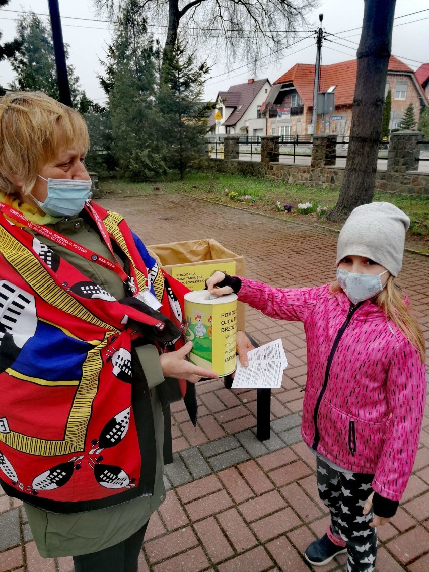 Grali, śpiewali i zbierali na dzieci w Kenii. Mieszkańcy Pszczółek przynieśli mnóstwo darów. Zobaczcie zdjęcia!