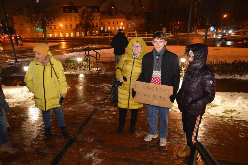 W Chojnicach był protest przeciwników partii PiS. Okazją była wizyta prezesa tego ugrupowania Jarosława Kaczyńskiego w tym mieście