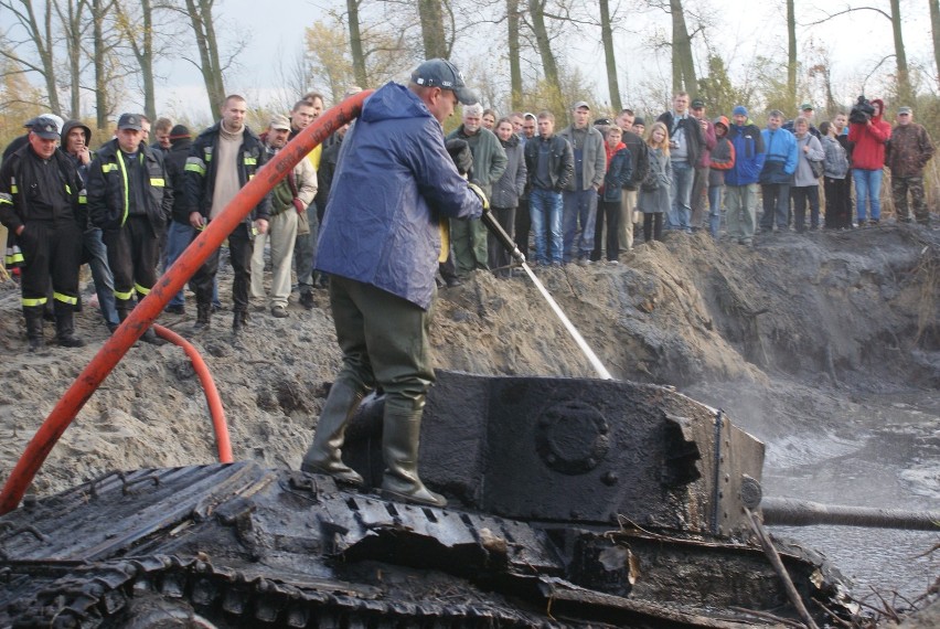 Czołg Valentine z czasów II Wojny Światowej został wydobyty ze starorzecza rzeki Warty [ZDJĘCIA]