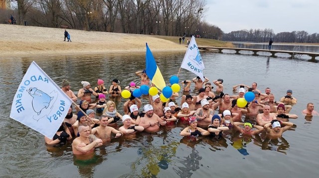 Mroźna niedziela sprawiła, że nad zalew na Borki w Radomiu przybyła spora rzesza sympatyków morsowania. Tym razem grupa pokazała, że solidaryzuje się z Ukrainą. Były niebiesko - żółte flagi i baloniki. "Sława Ukrainie" - dało się usłyszeć od morsów. Warunki do lodowatej kąpieli były idealne, bo noc z soboty była mroźna, a w niedzielę przed południem temperatura sięgała 2 stopni powyżej zera. Było praktycznie bezwietrznie, więc i frekwencja była zadowalająca. Za tydzien w niedzielę Radomskie Morsy punktualnie o godz. 11 ponownie stawią się na Borkach. 

ZOBACZ DUŻO ZDJĘĆ RADOMSKICH MORSÓW ===>>> 