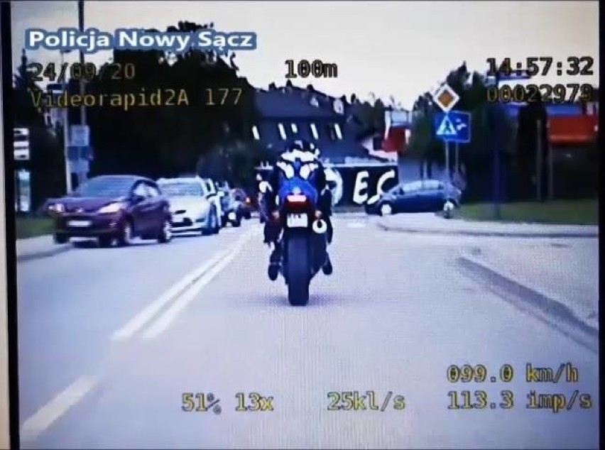 Nowy Sącz. Motocyklista uciekał przed policją i przez miasto pędził 130 km/h! Grozi nawet do 5 lat więzienia [FILM]