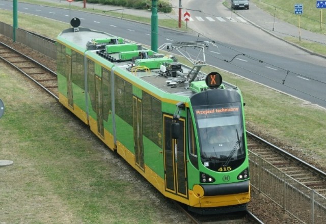 Modertrans Moderus Beta – tramwaje będą w kolorze niebieskim, podobnym do pes twist. Na zdjęciu przejazd techniczny zielono-żółtego moderusa w Poznaniu