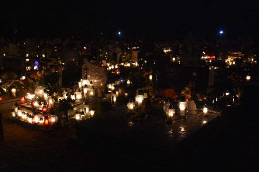 Wieczorny, klimatyczny spacer po cmentarzu [ZDJĘCIA] 