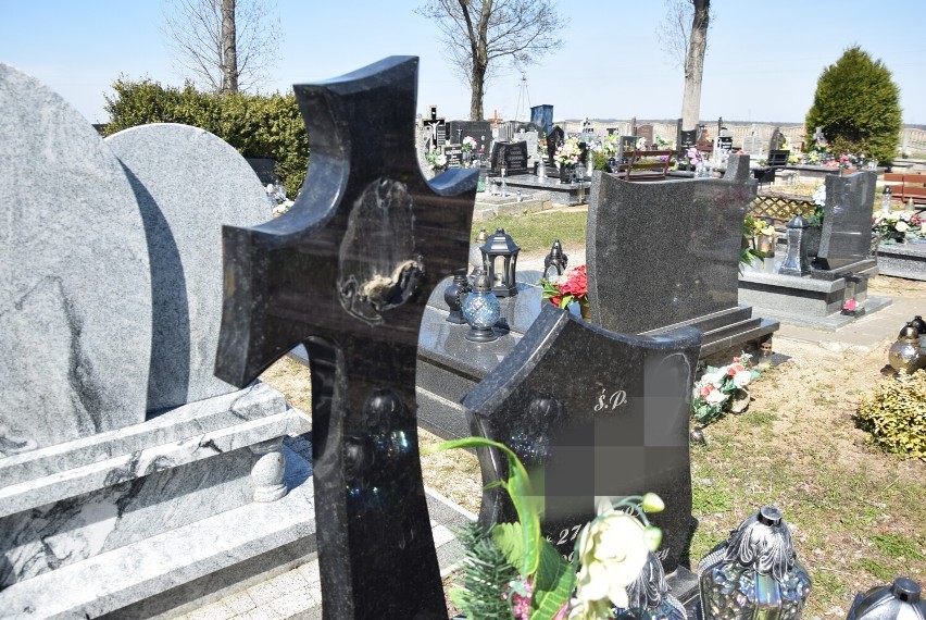 Hieny cmentarne grasują w Boguszycach? Z kilku nagrobków skradziono krzyże 