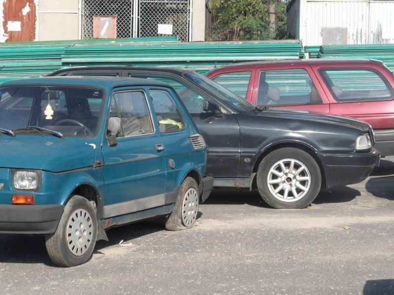 Porzucone auta i inne pojazdy w Jaworznie. Właściciele słono zapłacą [ZDJĘCIA]