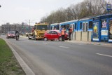 Kraków: wypadek na al. Pokoju. Toyota wbiła się w przystanek [ZDJĘCIA]