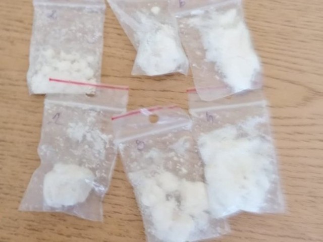 Policjanci zabezpieczyli łącznie 24 gramy białego proszku, który po sprawdzeniu narkotesterem, okazał się amfetaminą.