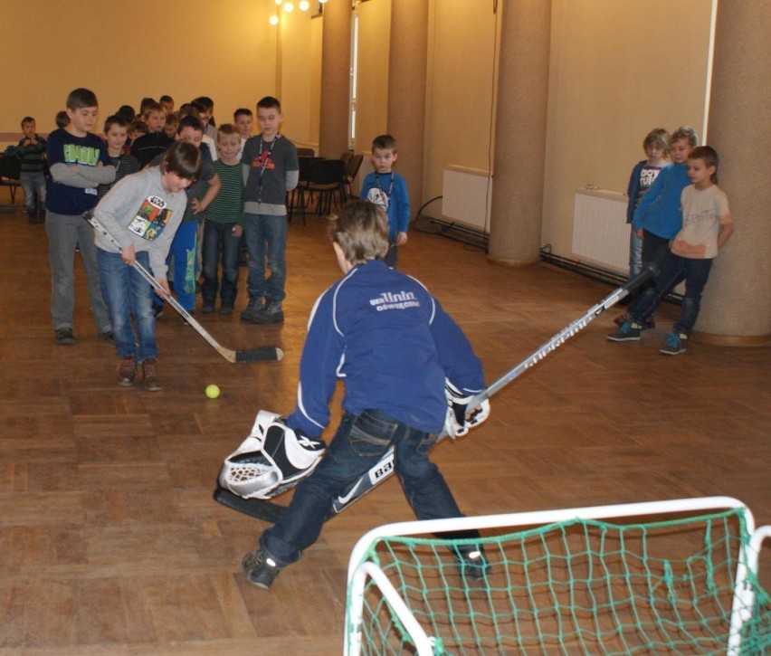 Promocja hokeja odbywała się w Oświęcimskim Centrum Kultury,...