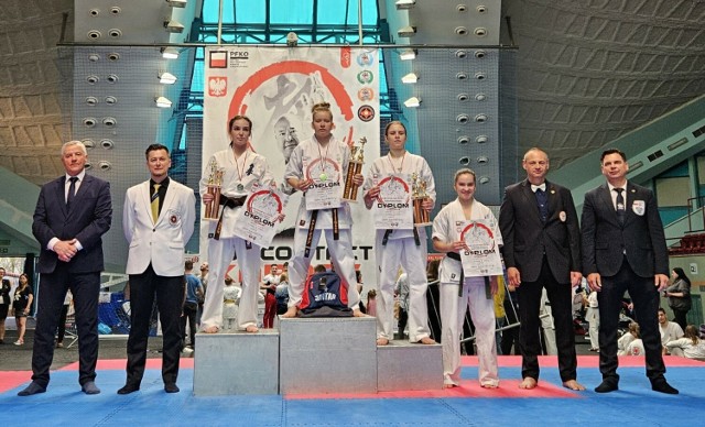 Natalia Dudek z KSW BUSHI Radomsko na najwyższym stopniu podium Mistrzostw Polski Polskiego Związku Karate Kontaktowego