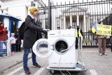 Nietypowy protest pod ambasadą Rosji. Przynieśli stare toalety, pralki, ubrania i naczynia. O co chodzi?