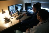 Kaliscy kardiolodzy za pomocą tomografu oglądają serca pacjentów