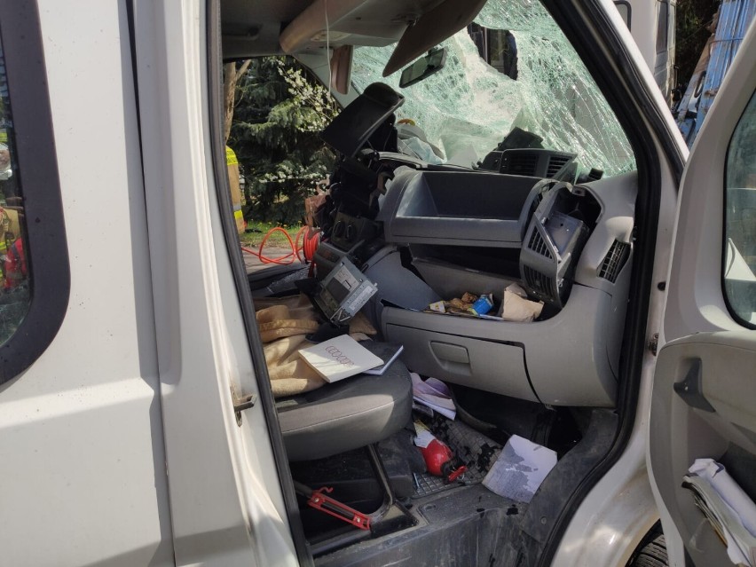 Wypadek śmiertelny w Stegnie. Zderzenie czołowe busa z samochodem ciężarowym