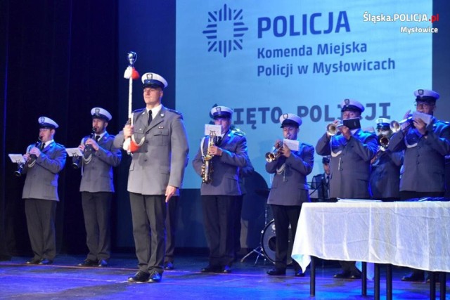 Święto Policji w Mysłowicach.
Przesuwaj zdjęcia w prawo - naciśnij strzałkę lub przycisk NASTĘPNE