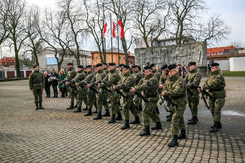 Święto Osadników Ziemi Darłowskiej. Były przemówienia i kwiaty [ZDJĘCIA]