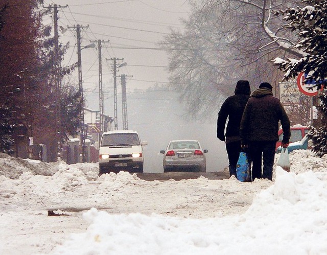 Dojazd do zakrętu ciągle jest pełen śniegu, ale auta mogą już tędy przejechać