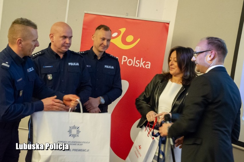 Pracownice poczty uchroniły seniorów przed oszustami. Lubuska Policja i Poczta Polska podziękowały im za to [ZDJĘCIA]
