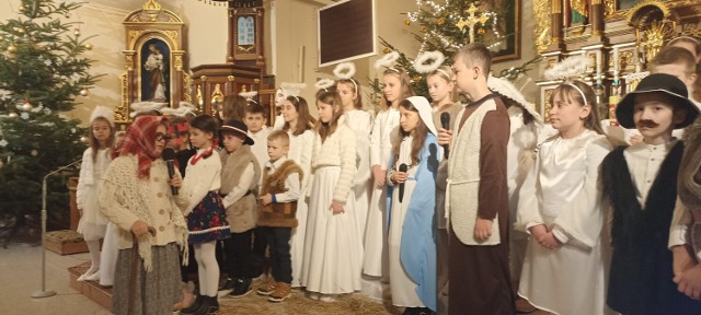 Jasełka wystawione przez uczniów i nauczycieli SP w Trójczycach w gm.Orły.