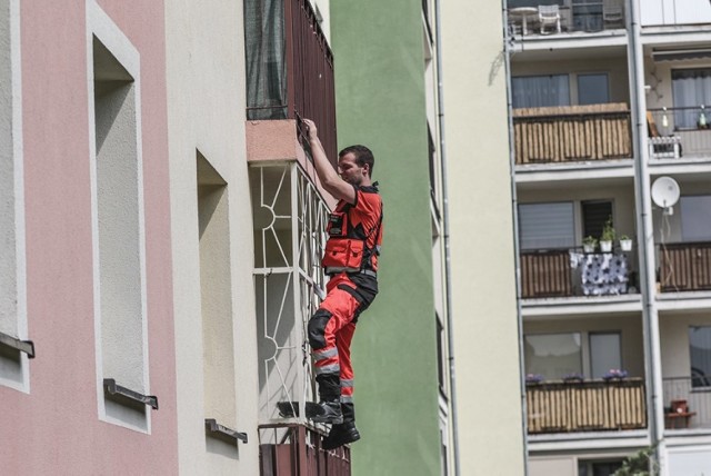 Lekarz zielonogórskiego pogotowia Robert Górski po balkonach wszedł do mieszkania na os. Leśnym, w który leżał nieprzytomny mężczyzna.