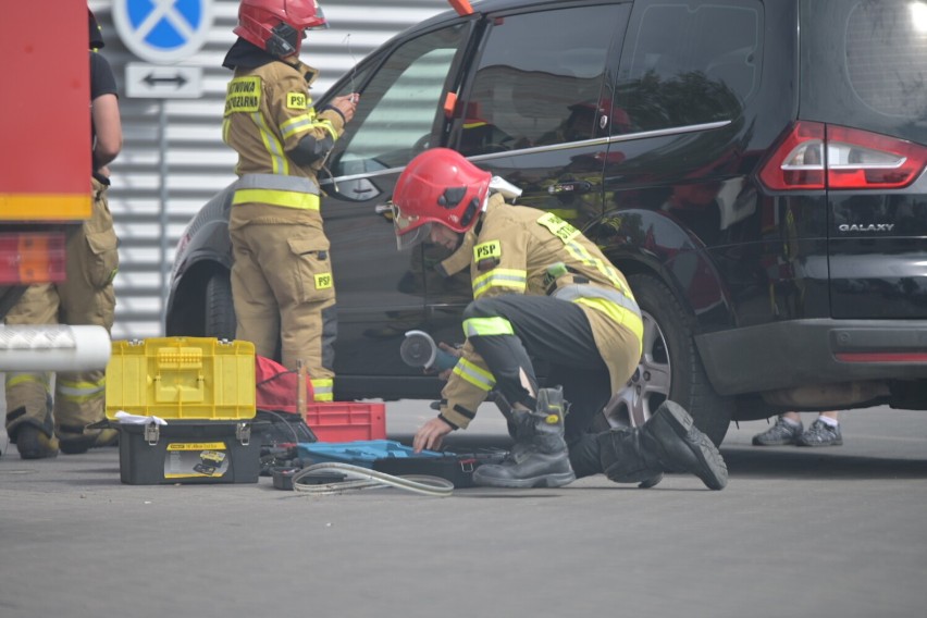 Dziecko było uwięzione w samochodzie na parkingu w Grudziądzu. Pomogli strażacy