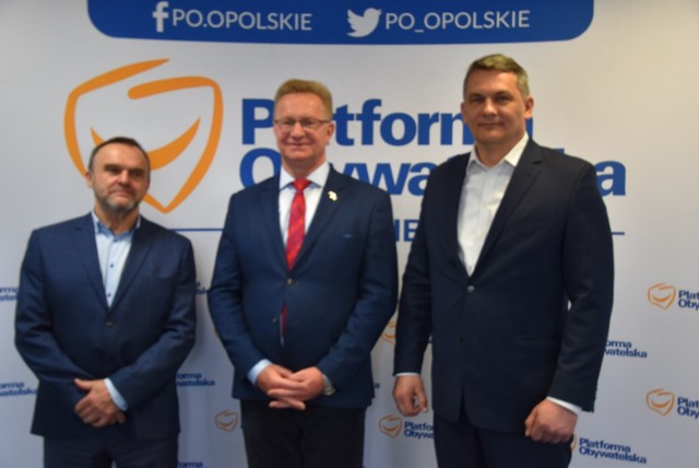 Posłowie Platformy Obywatelskiej (od lewej) Rajmund Miller, Ryszard Wilczyński i Tomasz Kostuś mówili na wtorkowej (19.04) konferencji prasowej o tym, jak poprawić sytuację życiową Polaków.