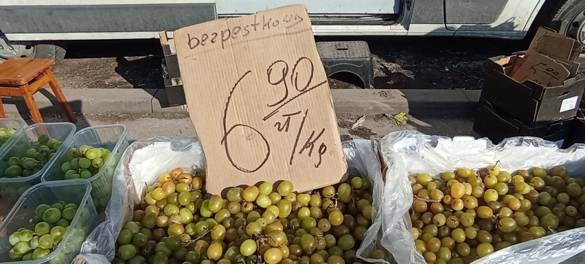 Winogrona bez pestek za 6,90 złotych za kilogram.
