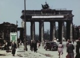 Wspaniały i przerażający obraz powojennego Berlina. Ten kolorowy film nakręcono w lipcu 1945 roku