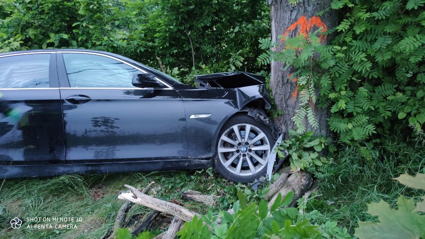 Wypadek w Nowym Bukowcu. Samochód uderzył czołowo w drzewo [ZDJĘCIA]