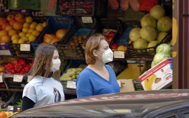 Environmental Working Group, amerykańska organizacja propagujący zdrowy tryb życia, co roku przygotowuje raport, w którym publikuje informacje o najbardziej toksycznych produktach spożywczych.

Owoce i warzywa zostały zbadane pod kątem zawartości pestycydów.

Które warzywa i owoce są najbardziej toksyczne? Oto ranking EWG - lista najbardziej toksycznych warzyw i owoców dostępnych w sklepach.