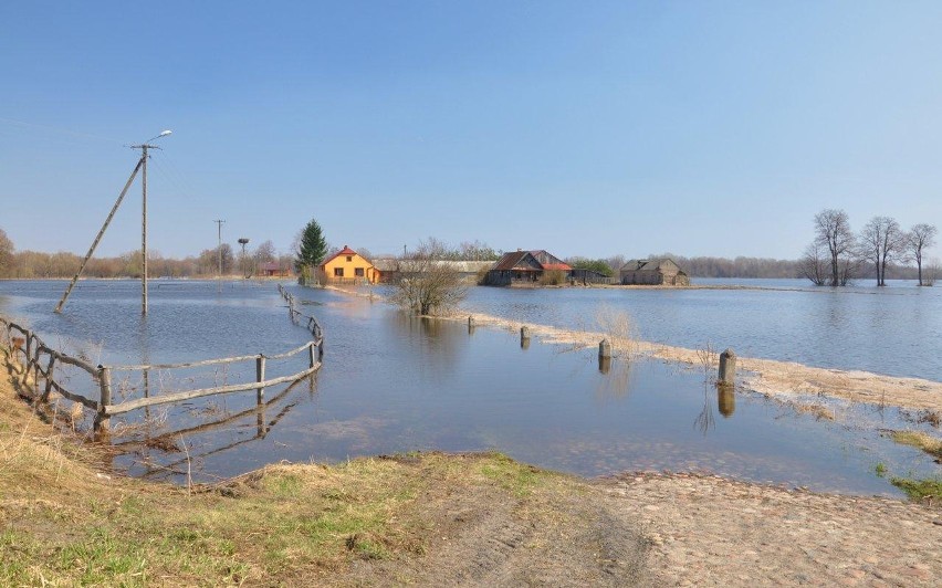 Michałków: Podtopienia utrudniają dotarcie do domów...