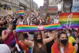 "Poznań broni tęczy": Demonstracja poparcia dla społeczności LGBT+ na ul. Półwiejskiej. Zobacz zdjęcia i wideo