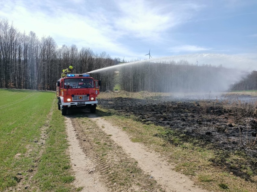 Pożar i pęknięta rura... Pracowity dzień strażaków z OSP Kamieńsk 