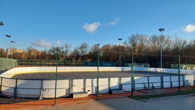 Sztuczne lodowisko będzie w tym roku na kortach przy ulicy Bulwarowej . Pracownicy Miejskiego Ośrodka Sportu i Rekreacji będą budowali taflę lodu, jak szybko się to uda będzie zależało od pogody.